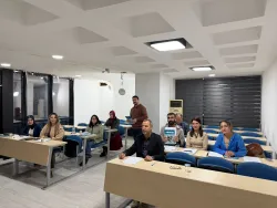 Li Odeya Şêwirmendê Darayî Qursên Ziman ên Komeleya Me